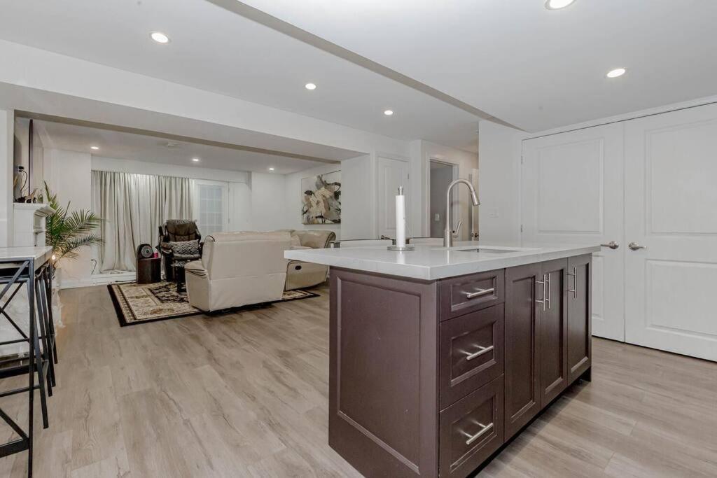Luxury Basement Apartment In オークビル エクステリア 写真