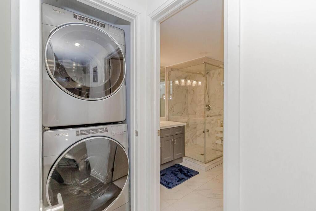 Luxury Basement Apartment In オークビル エクステリア 写真