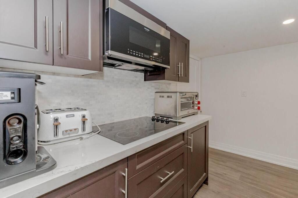 Luxury Basement Apartment In オークビル エクステリア 写真
