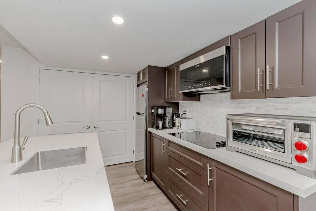 Luxury Basement Apartment In オークビル エクステリア 写真