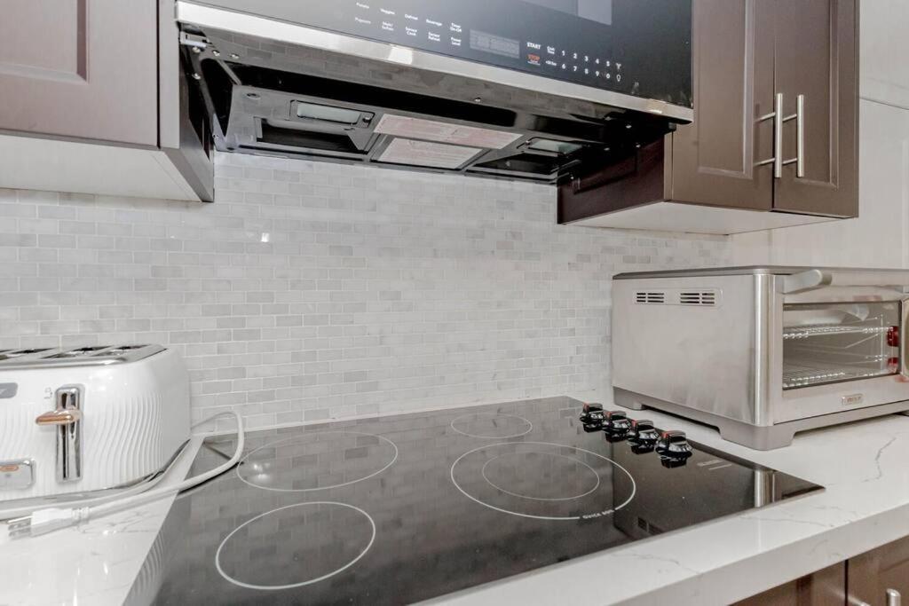 Luxury Basement Apartment In オークビル エクステリア 写真