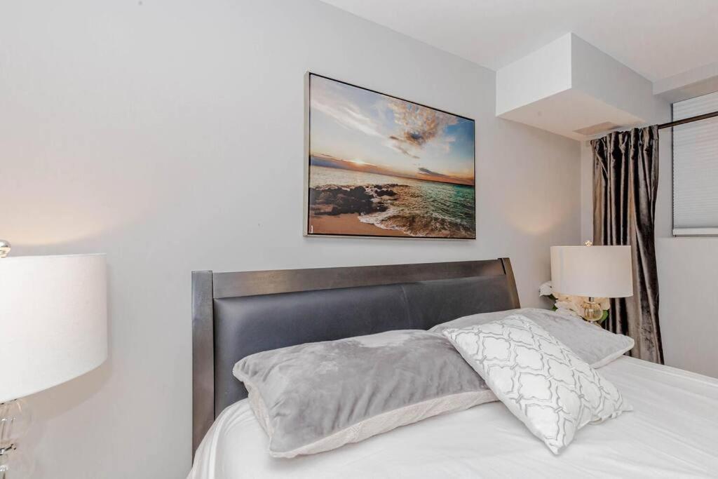 Luxury Basement Apartment In オークビル エクステリア 写真