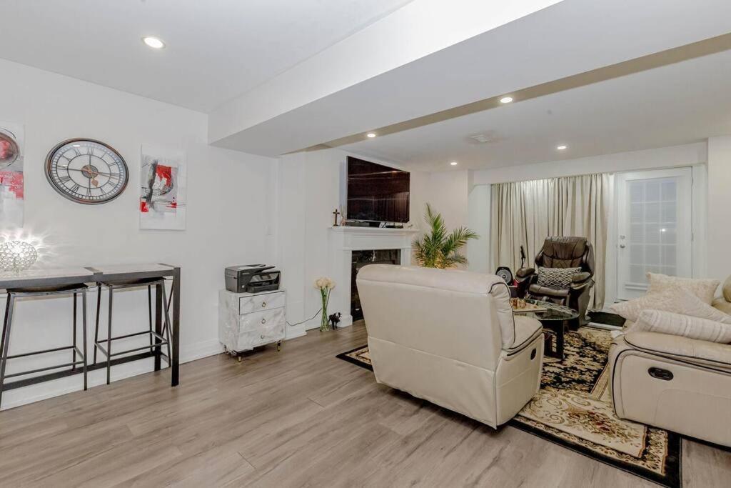 Luxury Basement Apartment In オークビル エクステリア 写真