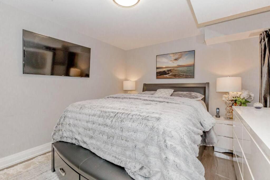 Luxury Basement Apartment In オークビル エクステリア 写真